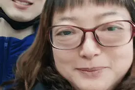 “孩子，你长得特别像我牺牲的儿子！”图片