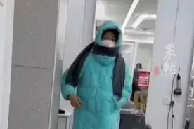 孩子发烧买不到药，母亲到理发店求助，店主将仅有的药分一些给她图片