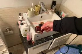 情侣发生争吵，男子为吓女友用红墨水拍“割腕”视频图片
