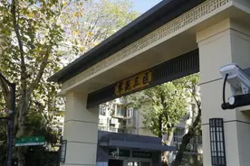 “想下楼找小张”，杭州保安小哥常背腿疾老人下楼，他说这也是弥补自己的缺憾图片