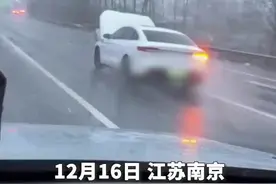 私家车引擎盖掀起 司机竟仍在高速路上行驶图片