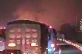 载15吨烟花货车高速上起火，高速路上被迫开启“烟花秀”图片