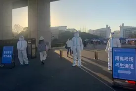 考场内咳嗽声此起彼伏，今年考生太不容易了！一位00后监考老师眼里的考研隔离考场图片