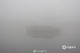 团雾会导致能见度的突然变化，对高速公路交通安全极具危害性图片
