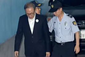 坐牢1年8个月后，韩国前总统李明博获特赦！不发养老金，不配司机，也没有秘书图片