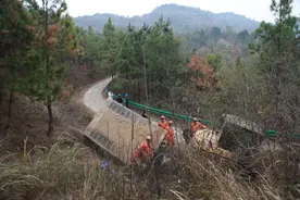 挖掘机侧翻司机被困车底，湖北武穴消防紧急救援图片