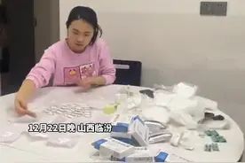 疫情考验下的独居老人：67岁婆婆高烧后靠邻居照料，90岁老太收到志愿者的救急药图片