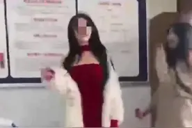 成都一女子衣着暴露在调解室热舞引争议，成华区宣传部：街道介入图片