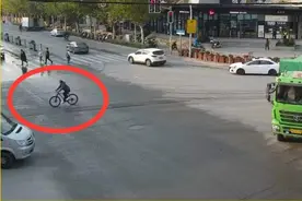 自行车“掉链子”停路边被盗，蟊贼将其修好后被抓获图片