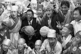 贝利曾多次造访中国，8万人观看他带领宇宙队与国足踢友谊赛图片