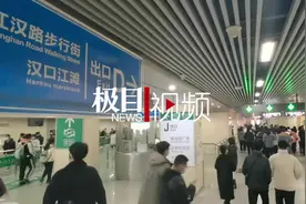 随警出击丨跨年之夜，记者直击警方守护武汉“顶流”地铁站图片