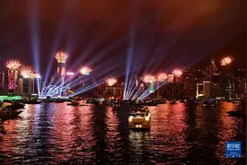 香港绽放绚丽烟火迎接新年图片