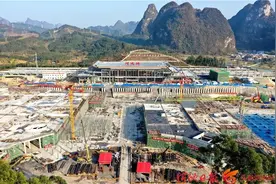 贵南高铁河池高铁站前广场建设节日不停歇(组图)图片