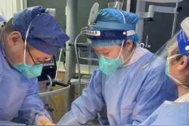 男子鱼刺卡喉用手抠引发急性会厌炎，医生紧急切开气管施救图片