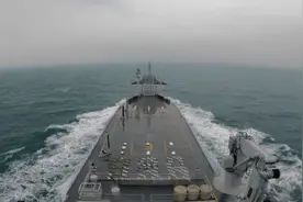 罕见！海军饮马湖半潜船训练画面公开→图片