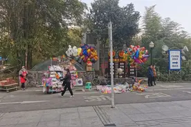 “气球和钱包一起飞走”，有人捡回？老人回应图片