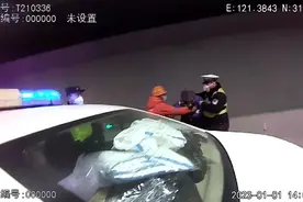 阿尔兹海默症老人误闯北横通道，普陀民警接力助其脱困图片
