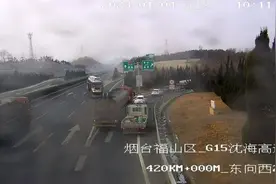 半挂大货车高速公路上倒车   驾驶员被扣12分图片