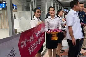 被泰国副总理接机的中国首批旅客：他送我花环，感觉自己像明星走红毯图片