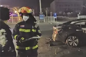 两人开着“火”车奔赴消防队求救图片