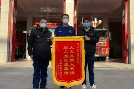 “熊孩子”燃放烟花惹祸，居家消防员“秒”出警图片