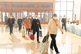 人大代表向大会报到图片