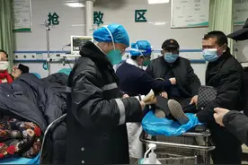 致敬一线医护丨急诊科：战疫之下的“前沿阵地”图片