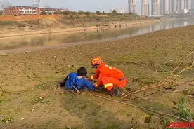 河滩游玩长沙女孩被困淤泥中，消防提醒：已有多人被困图片