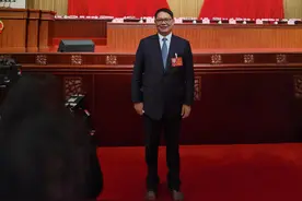 两会声音｜方加亮代表：利用空置的建筑屋顶，建设分布式光伏图片