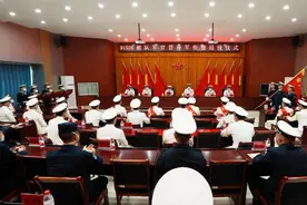 某部组织军官晋升军衔暨退役仪式图片