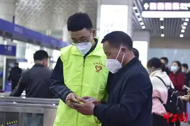 车站里的一抹青春“绿”图片