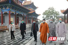 东安：李月红走访慰问宗教教职人员图片