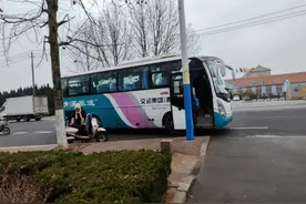 公交车拐弯“吓倒”骑车女子！司机赔偿六百元后开车离开，现场留下的“问号”无法求证图片