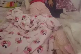 妈妈患癌离世前，给女儿买一整柜新衣服！丈夫：够孩子穿6年图片