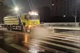 郑州3万余人昼夜不停除雪保出行图片