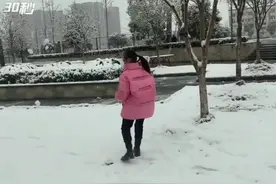 30秒 | 四川达州也下雪啦！冬泳爱好者雪中游图片