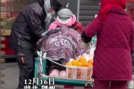 老人三轮车载瘫痪老伴冬日卖橙子，拍摄者：这就是不离不弃一辈子图片