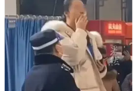 女子在车站大厅吸烟，不听劝阻还站在椅子上吐雾，最终被民警带走图片