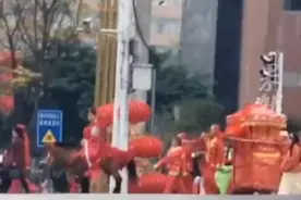 路人遇中式婚礼队伍过马路，新郎骑马，新娘坐轿图片