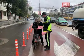 护航平安春运，鄂州交警开展交通安全宣传活动图片