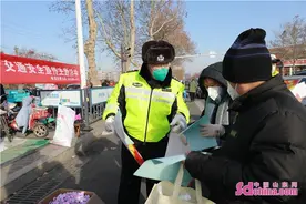 新春走基层｜淄博张店区：交警赶大集 送“福”送平安图片