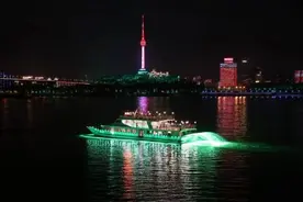 四大码头不打烊，两江游览每晚滚动发船陪游客过春节图片