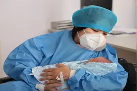 果然视频｜青岛四胞胎第一次与父母见面！取名寓意“琴棋书画”图片