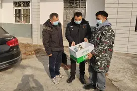 湖北松滋深夜救助一只国家二级保护动物凤头鸊鷉图片