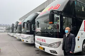 农民工坐“专车”回家过年图片