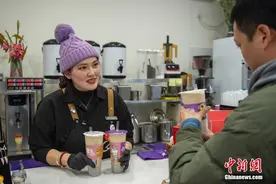 台湾奶茶店店主：春节不打烊 续一杯“台湾味”图片