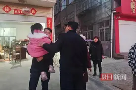 5岁娃独自上街找爸爸迷路，警察依据孩子回忆路线助其回家图片
