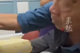 相爱72年的姥姥即将离开，姥爷满眼不舍哽咽着和她说话图片