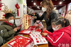 猜灯谜、剪窗花 大年初一北京公园年味足图片