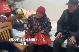 雨露均沾！老人花21万买17个金镯子，一席话让人泪崩图片
